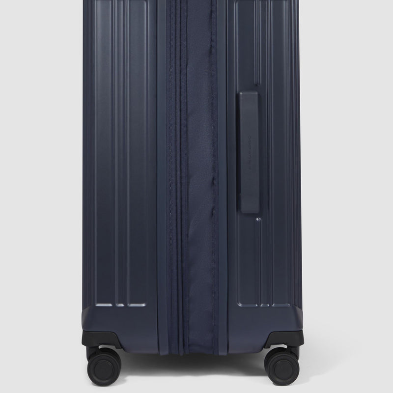 Expadable, large 4 wheel suitcase