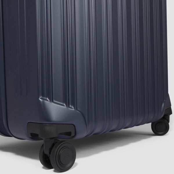 Expadable, large 4 wheel suitcase