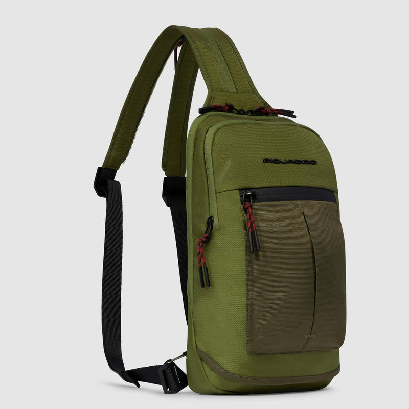 Sling bag aus recycled Stoff im iPad®mini-Format