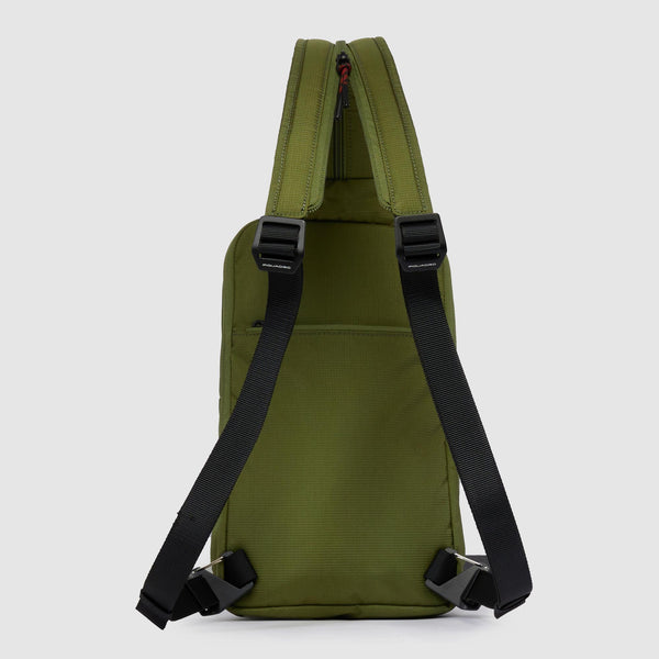 Sling bag aus recycled Stoff im iPad®mini-Format