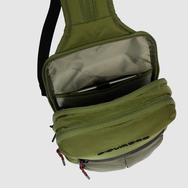 Sling bag aus recycled Stoff im iPad®mini-Format